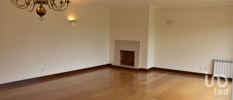 Apartment T5 in Santo António dos Olivais of 306 m²