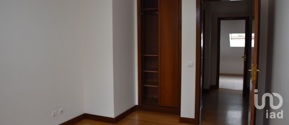 Apartment T5 in Santo António dos Olivais of 306 m²