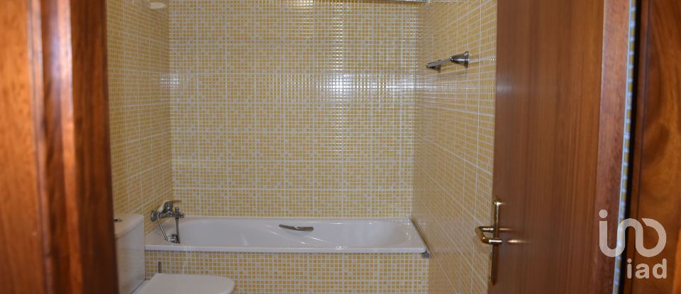 Apartment T5 in Santo António dos Olivais of 306 m²