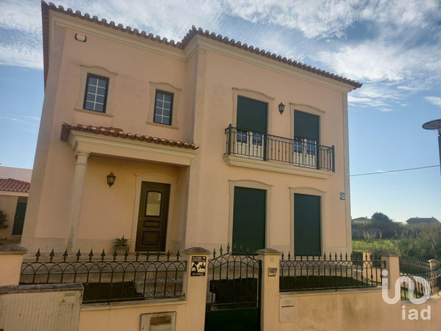 House T3 in Atouguia da Baleia of 205 m²