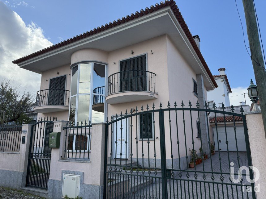 House T4 in Pontinha e Famões of 218 m²