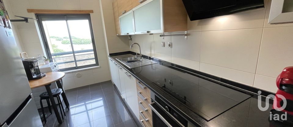 Apartamento T2 em Santo António dos Cavaleiros e Frielas de 64 m²