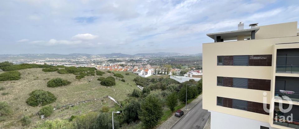 Apartment T2 in Santo António dos Cavaleiros e Frielas of 64 m²