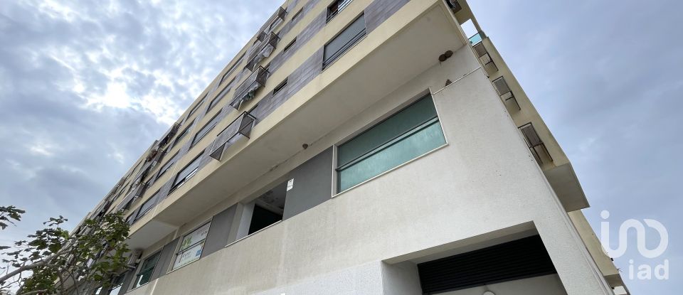 Apartment T2 in Santo António dos Cavaleiros e Frielas of 64 m²