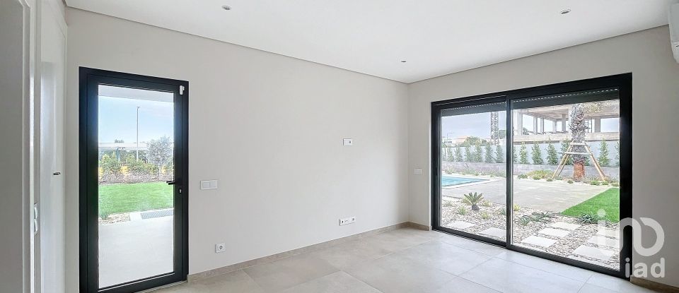 House T4 in Quarteira of 487 m²