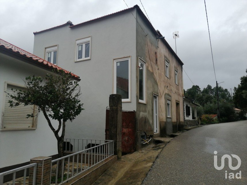 Maison T4 à Castanheira de Pêra e Coentral de 224 m²