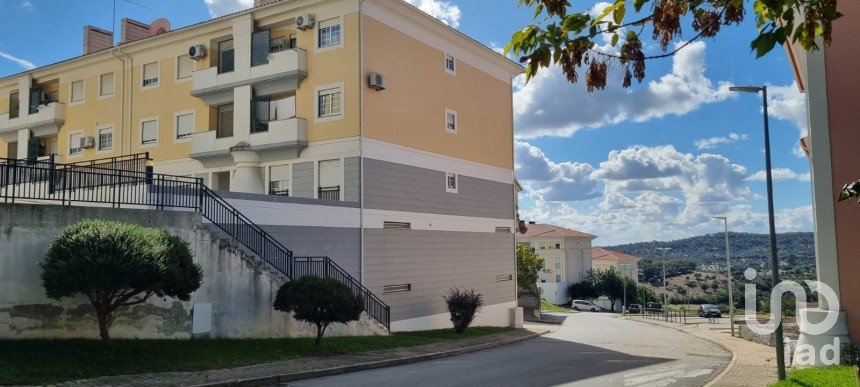 Apartment T2 in Sé e São Lourenço of 86 m²