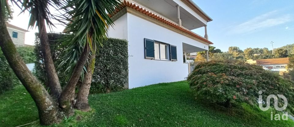 Maison T3 à Palmeira de Faro e Curvos de 252 m²