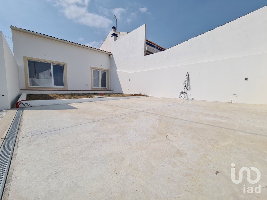 Village house T3 in Atouguia da Baleia of 153 m²