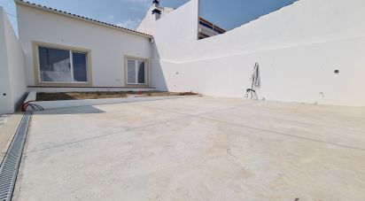 Maison de village T3 à Atouguia da Baleia de 153 m²