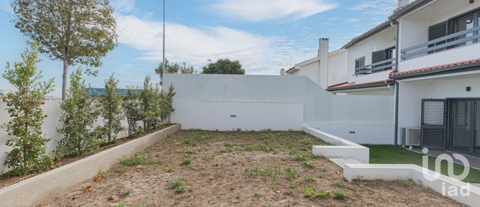 Casa tradicional T3 em Porto Salvo de 130 m²