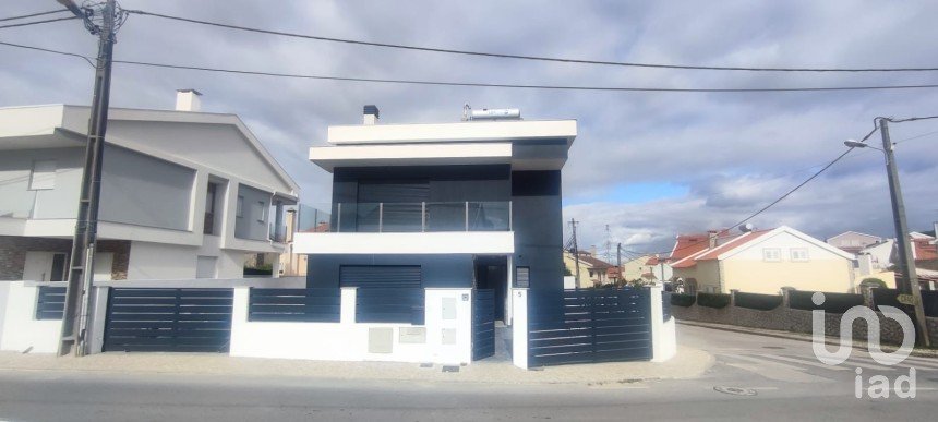 Casa / Villa T4 em Charneca De Caparica E Sobreda de 288 m²