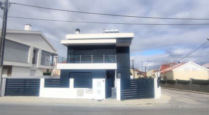 Casa / Villa T4 em Charneca De Caparica E Sobreda de 288 m²