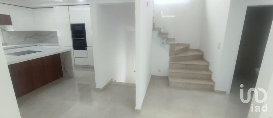 Casa / Villa T4 em Charneca De Caparica E Sobreda de 288 m²