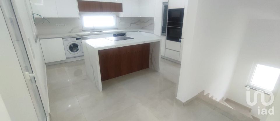 Casa / Villa T4 em Charneca De Caparica E Sobreda de 288 m²