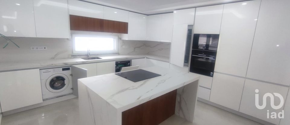 Casa / Villa T4 em Charneca De Caparica E Sobreda de 288 m²