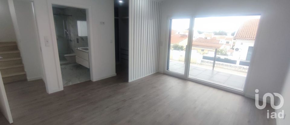 Casa / Villa T4 em Charneca De Caparica E Sobreda de 288 m²