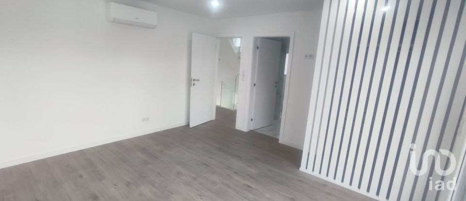 Casa / Villa T4 em Charneca De Caparica E Sobreda de 288 m²