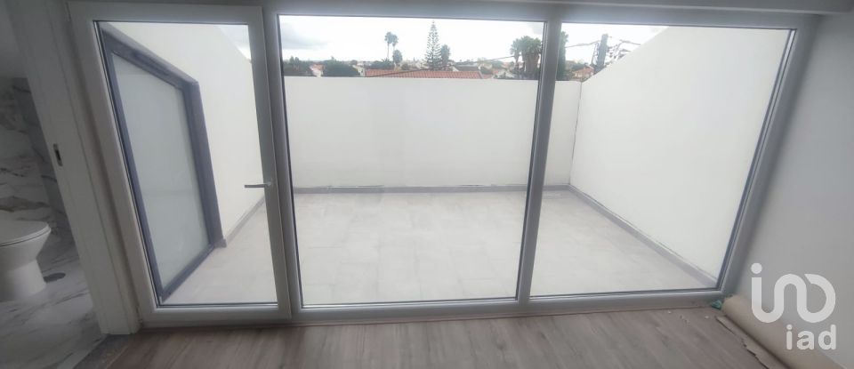 Casa / Villa T4 em Charneca De Caparica E Sobreda de 288 m²