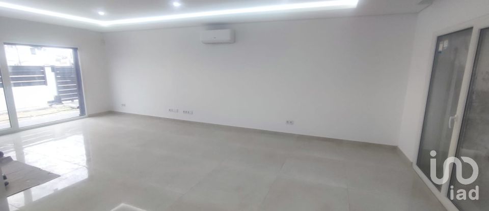 Casa / Villa T4 em Charneca De Caparica E Sobreda de 288 m²