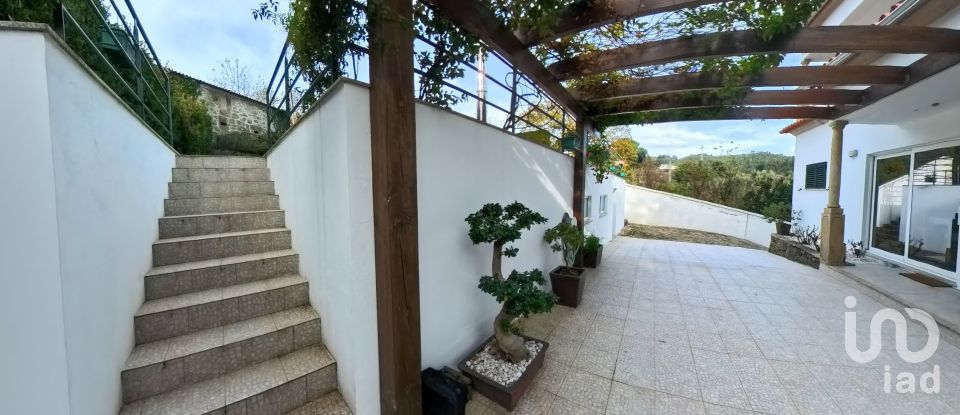 Maison T3 à Palmeira de Faro e Curvos de 252 m²