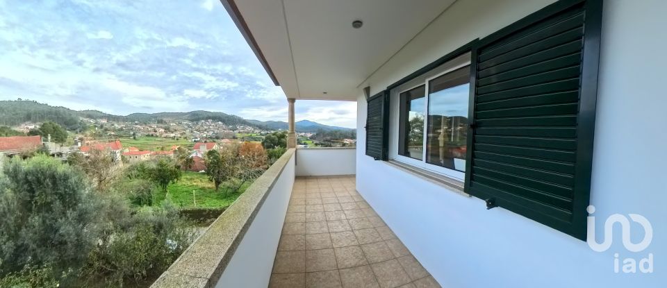 Maison T3 à Palmeira de Faro e Curvos de 252 m²