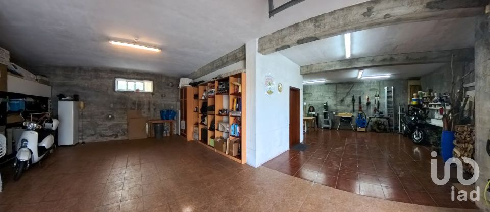 Maison T3 à Palmeira de Faro e Curvos de 252 m²