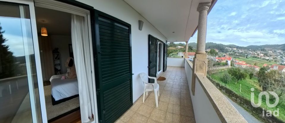 Maison T3 à Palmeira de Faro e Curvos de 252 m²