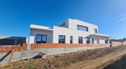 Casa T4 em Atouguia da Baleia de 300 m²