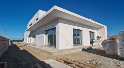 Casa T4 em Atouguia da Baleia de 300 m²