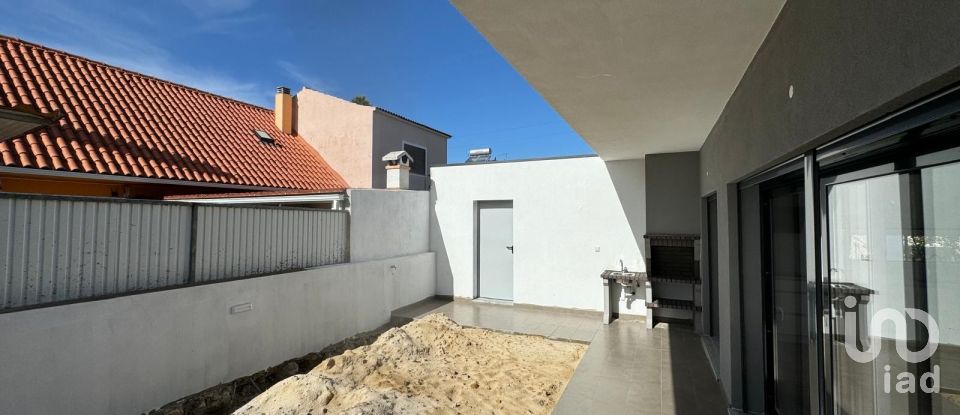 Casa T4 em Fernão Ferro de 145 m²