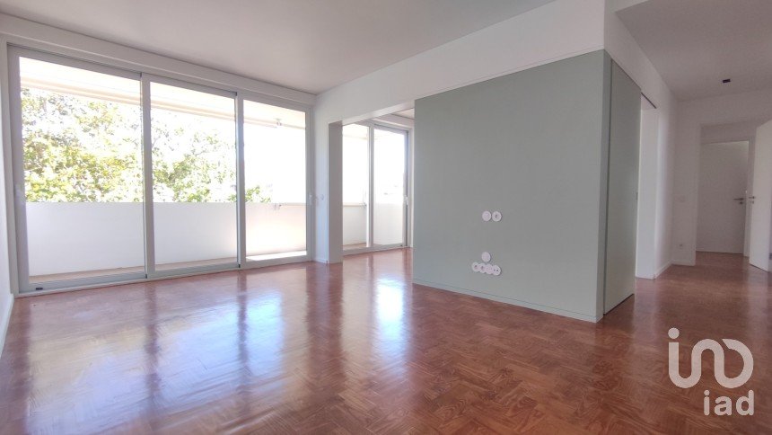 Apartamento T3 em Carcavelos e Parede de 84 m²