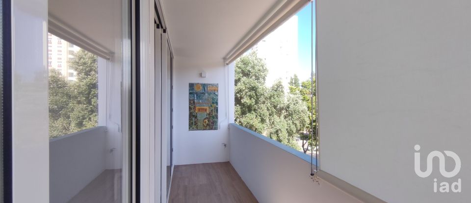 Apartamento T3 em Carcavelos e Parede de 84 m²