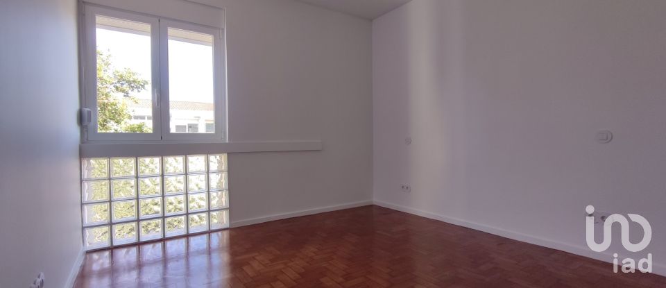 Apartamento T3 em Carcavelos e Parede de 84 m²