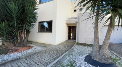 Casa T4 em Palmeira de Faro e Curvos de 224 m²