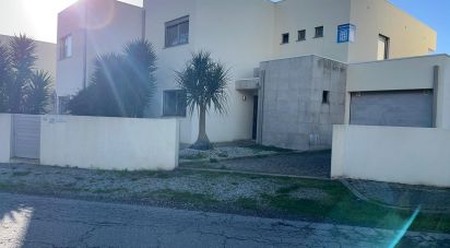 Casa T4 em Palmeira de Faro e Curvos de 224 m²