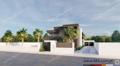 House T4 in Corroios of 472 m²