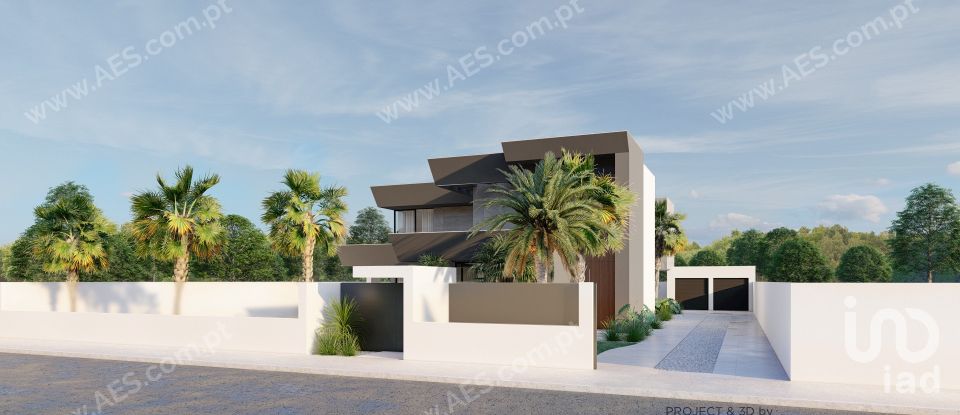 House T4 in Corroios of 472 m²