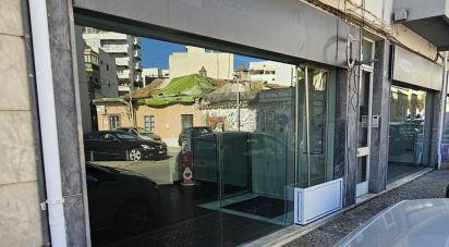 Shop / premises commercial in Faro (Sé e São Pedro) of 204 m²