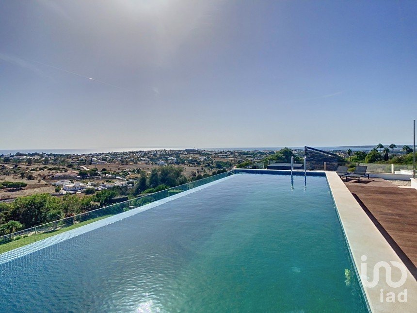 House T4 in Albufeira e Olhos de Água of 182 m²