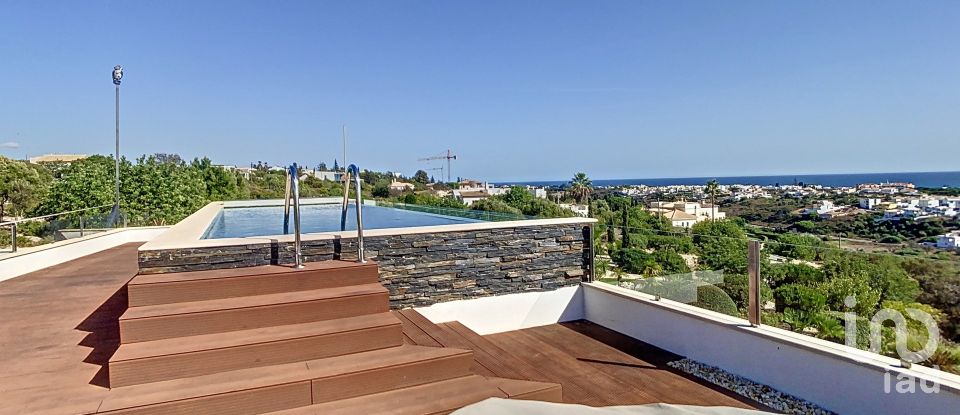 House T4 in Albufeira e Olhos de Água of 182 m²