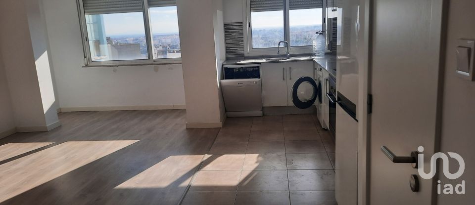 Apartment T2 in Almada, Cova da Piedade, Pragal e Cacilhas of 75 m²