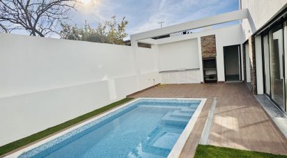 Maison T4 à Charneca De Caparica E Sobreda de 246 m²