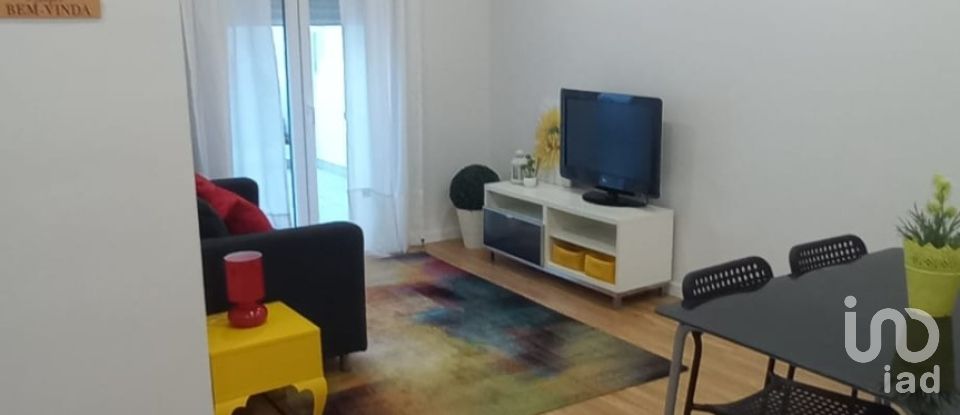 Apartment T3 in Laranjeiro e Feijó of 74 m²